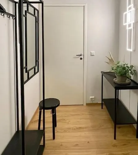 Ved Havet Med Utsikt Over Tromsoysundet.